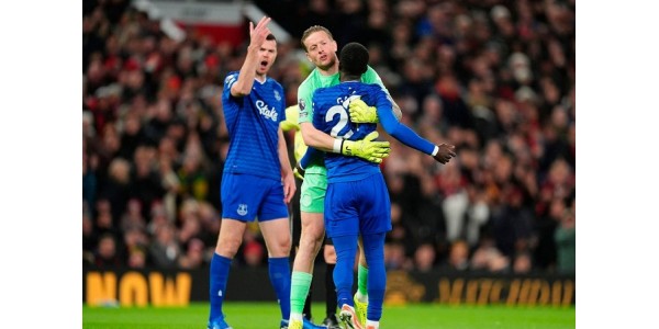 Während des Spiels brach eine Schlägerei zwischen Everton-Spielern aus Während des Spiels brach eine Schlägerei zwischen Everton-Spielern aus